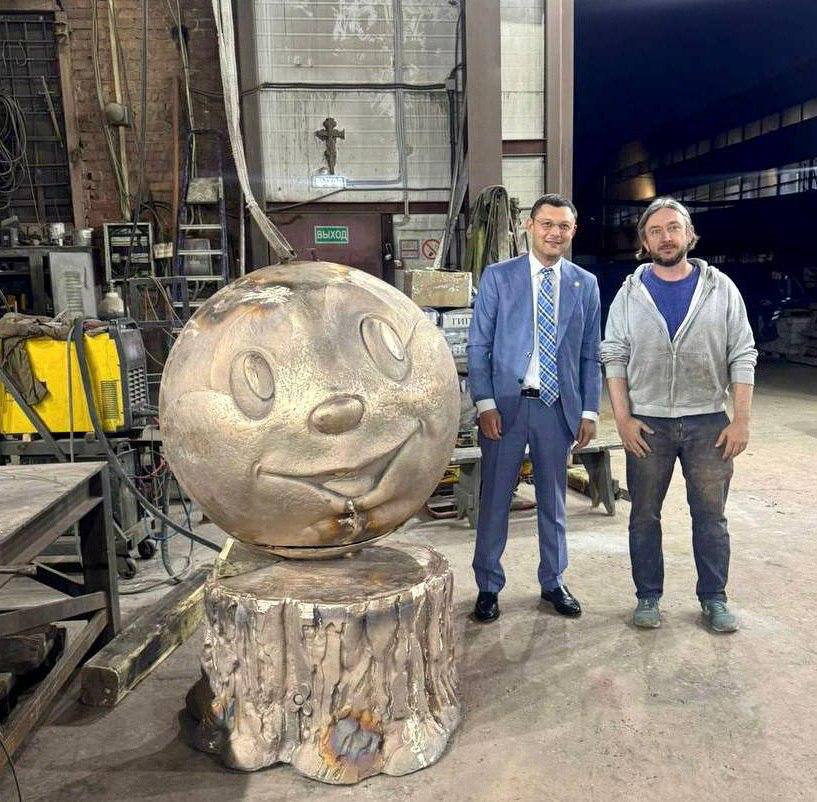 Скульптуру бронзового Колобка отправят в Курск Сказочного персонажа из бронзы изготовила Российская академия художеств для Парка пионеров в Курске Над созданием Колобка трудились Василий Церетели и художник Евгений Тетерин По словам врио губернатора региона Александра Хинштейна Колобок имеет полное право считаться одним из символов края поскольку у персонажа курские корни Он напомнил что в середине XIX века вышла книга сказок курской писательницы Екатерины Авдеевой Она стала первым изданием подлинно народных сказок в числе которых был и Колобок Подпишись на Курск 1