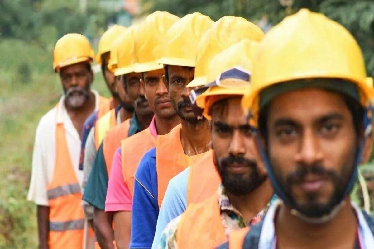 Экономисты утверждают что в Россию прибывает большое количество индийских мигрантов так как стоимость труда рабочих из Средней Азии в разы возросла По словам специалистов рабочие из Бангладеша Китая и Индии согласны трудиться за 700 800 долларов в месяц в то время как граждане стран СНГ требуют не менее 1000 долларов отмечают эксперты новости