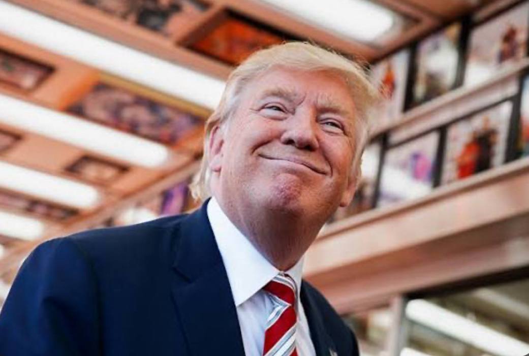 По прошествии года с момента своего возвращения в Белый дом состояние Дональда Трампа выросло до 6 6 миллиарда долларов выяснило РИА Новости Президент сегодня занимает 582 е место в мировом рейтинге по данным агентства После победы Трампа на выборах в 2024 году вырос спрос на лицензионные права бренда Trump для девелоперских проектов и отелей а также восстановился спрос на его мерч Доход от продажи часов составил 2 8 млн долларов от парфюма и золотых кед 2 5 млн от издания Библии 3 млн Запуск криптовалют мемкоинов и соцсети Truth Social принёс Трампу ещё около 1 3 млрд в 2025 году