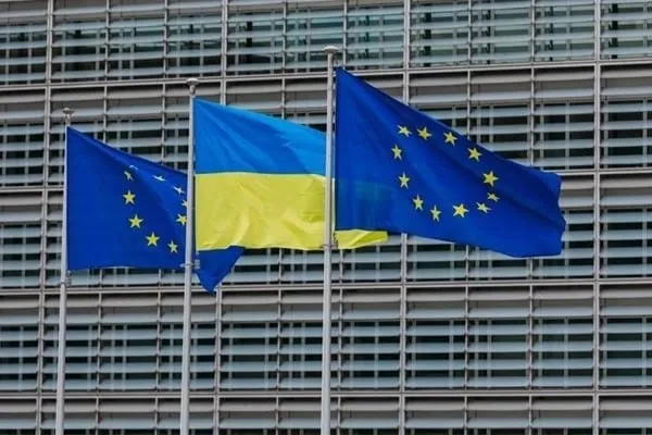 Еврокомиссия отложила предоставление Киеву первых траншей из 90 млрд евро Представитель ЕК Бала Уйвари заявил на брифинге в Брюсселе что своё вето пока не сняли Венгрия и Словакия Мы остаёмся привержены планам предоставить первые выплаты в рамках этой программы в течение второго полугодия 2026 го отметил он отвечая на вопрос журналистов позволит ли поражение партии Виктора Орбана на парламентских выборах быстро разблокировать программу финансирования Украины рассчитанную на этот и следующий годы Еврокомиссия ранее заявляла о необходимости перевести первые деньги Киеву в апреле Подписаться на Говорит Москва Telegram VK MAX