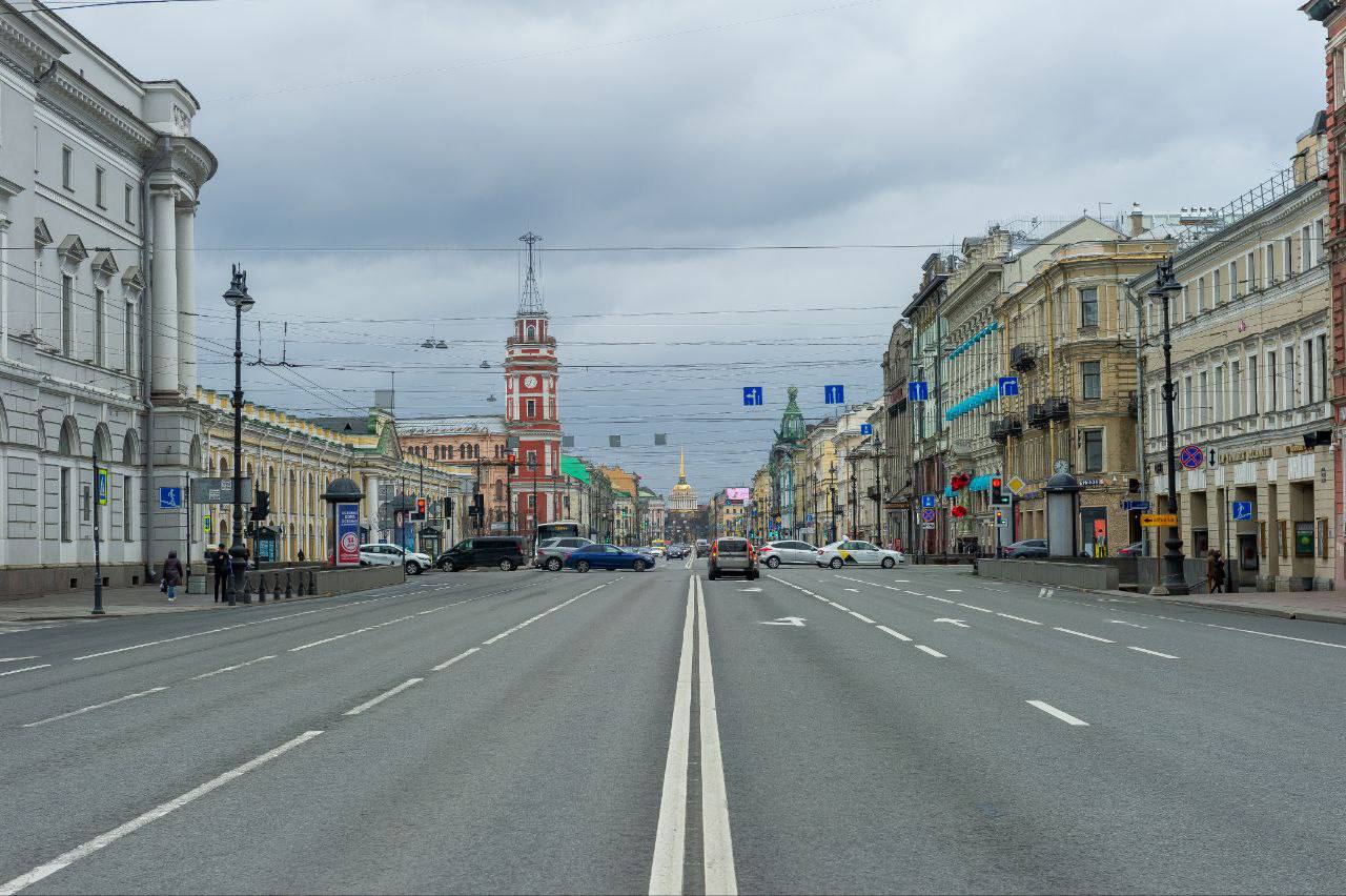 Невский могут полностью зачистить от ларьков. Под угрозой даже летние веранды ресторанов  Смольный планирует по максимуму зачистить Петербург от нестационарных торговых объектов. С начала года список НТО,  утверждаемый комитетом по промышленной политике, инновациям и торговле, сократился на 1000 объектов. Особое внимание чиновники уделили Невскому проспекту.  Причём, исключены не только торговые ларьки, но и террасы, выносные столики, тележки с мороженым и водой, передаёт Деловой Петербург.  Представители бизнеса уже возмущены.   : Олег Золото   : СПб — отдай свой буст нам