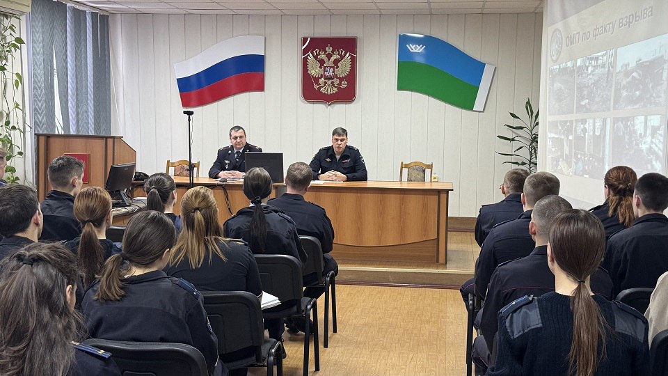 В УМВД России по ХМАО Югре обсудили старт карьеры в следствии встреча с выпускниками и обучение молодых специалистов Накануне начальник Следственного Управления УМВД России по ХМАО Югре Михаил Анатольевич Еремин встретился с выпускниками вузов как профильных образовательных учреждений МВД так и гражданских завершившими обучение в 2024 и 2025 годах Главной задачей встречи стало обсуждение важных рабочих моментов для тех кто начинает карьеру в следственных подразделениях Участники встречи поговорили о том как грамотно организовать режим труда и отдыха оптимизировать рабочие процессы обеспечить сотрудников всем необходимым и справиться с психологическими нагрузками которые неизбежны в этой профессии Кроме того на базе Центра профессиональной подготовки УМВД молодые сотрудники подразделений следствия дознания экспертно криминалистических подразделений прошли специальное обучение Всего в мероприятии участвовали 40 человек из них 29 из следственных подразделений Задача этой программы не просто дать новые знания а реально повысить профессионализм сотрудников югорской полиции чтобы их работа стала еще более качественной и результативной