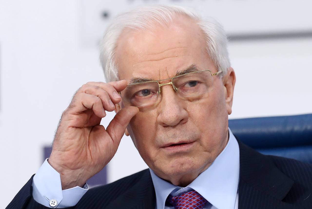 Бывшего премьер-министра Украины Николая Азарова с нулевым индексом цитируемости избрали академиком РАН по специальности «горное дело». Его утвердили 521 голосом 14 — против , сообщает корреспондент RTVI. О том, что Азаров стал кандидатом в академики РАН, стало известно в марте. В списке на сайте академии он числился как кандидат по отделению наук о Земле РАН. Бывший премьер Украины рассказал корреспонденту RTVI, что причиной его низкой цитируемости стала политика западных стран, где на дают публиковаться российским ученым. «Спасибо за поздравление! „Критикам“ могу сказать то же, что сказал на Общем собрании один из вице-президентов РАН. Сейчас за рубежом не дают возможности публиковать наши работы, не освещают их. Какой там индекс Хирша?» — прокомментировал он для RTVI. Должность премьера Украины Азаров занимал с марта 2010 года по январь 2014-го в период президентства Виктора Януковича. На фоне событий Евромайдана он подал в отставку и уехал в Россию, где проживает до сих пор. В 2021 году суд в Киеве заочно арестовал Азарова по делу о государственной измене. По версии следствия, политик действовал в интересах российской стороны в ходе работы над харьковскими соглашениями, подписанными в 2010 году : Станислав Красильников / ТАСС