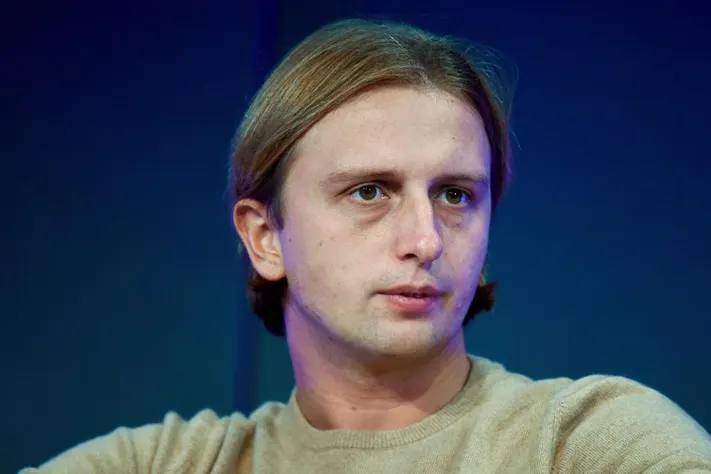 Revolut впервые показал миллиард прибыли Финтех Николая Сторонского официально вышел из статуса «стартапа на выручке» и зафиксировал £1,1 млрд чистой прибыли. Без фантазий, без «adjusted». Просто заработали. Цифры, между прочим, внушительные: — выручка выросла на 72%, — плюс 14 миллионов новых клиентов, — криптобиржа дала серьёзный рывок по оборотам. На фоне этого сам Сторонский аккуратно докупил долю — теперь у него 25% Revolut. И сделал это в стиле дзен-предпринимателя: купил неголосующие акции, чтобы никто не нервничал. И правда, поводов нервничать пока нет. Банк растёт, клиенты приходят, прибыль летит вверх, а регуляторы, которые ещё недавно задавали вопросы — теперь скорее смотрят в сторону с лёгким удивлением. OZMAN