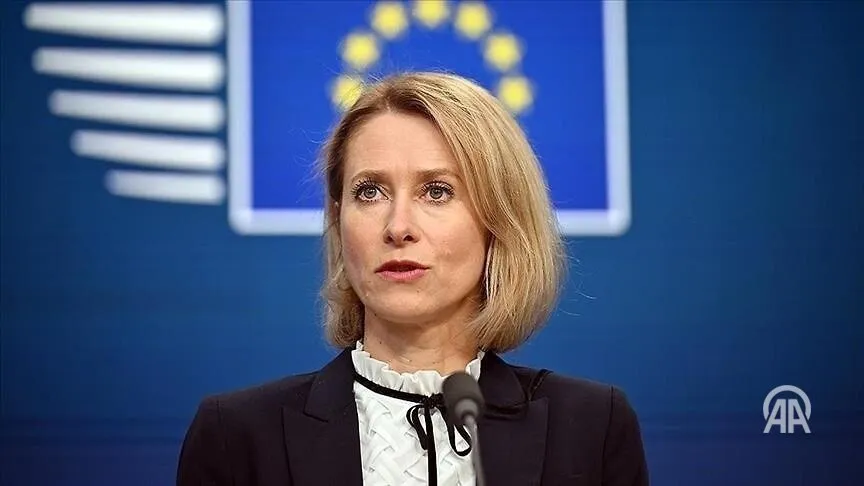 Глава евродипломатии выступает за санкции против незаконных еврейских поселенцев Верховный представитель Европейского союза по иностранным делам и политике безопасности Кая Каллас выразила надежду на достижение политического соглашения о введении санкций против израильтян захватывающих палестинские территории на оккупированном Западном берегу реки Иордан Об этом она заявила СМИ перед началом встречи министров иностранных дел ЕС в Брюсселе Я надеюсь что нам действительно удастся добиться прогресса в этом вопросе сказала она Глава евродипломатии подтвердила что на данный момент ЕС не достиг согласия относительно приостановления действия положений Соглашения об ассоциации с Израилем касающихся торговли Каллас отметила что Евросоюз рассмотрит инициативу Франции и Швеции по ужесточению мер в отношении товаров из израильских поселений на оккупированных палестинских территориях Подробнее на нашем сайте v aa com tr 3933518 24 7 в сутки с Агентством Анадолу