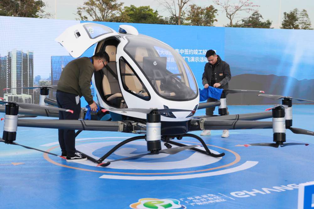 Скоростной трамвай не актуален Китай скоро запустит беспилотные аэротакси На Китайской международной выставке в Шанхае представили расчеты тарифов для будущих воздушных такси Футуристический терминал с табло вылетов и зоной досмотра появился на шанхайской выставке Но это не проект нового аэропорта здесь демонстрируют как могут работать городские воздушные такси Организаторы раздела Будущее низковысотных перевозок установили специальный автомат Он показывает возможные маршруты и цены Согласно этим расчетам 10 минутный полет от выставочного центра до набережной Вайтань обойдется в 49 юаней это в переводе 556 руб Поездка из Шанхая в соседний Сучжоу займет 15 минут и будет стоить 119 юаней 1350 руб