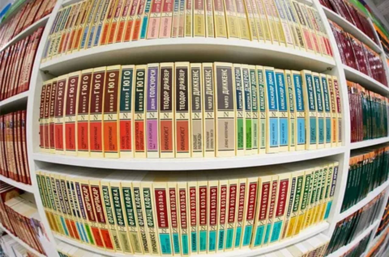 Книжная индустрия подвела итоги продаж за прошлый год Среди российских авторов в топе Анна Джейн с любовными романами и Виктор Дашкевич с историческим фэнтези Здесь я не могу дать экспертную оценку не читала этих авторов Интересно что удерживает позиции Достоевский Люди продолжают покупать Преступление и наказание а также Мастера и Маргариту Радует что интерес к классике не ослабевает а Федор Михайлович и Михаил Афанасьевич остаются актуальными и в XXI веке В сегменте зарубежной литературы лидирует китайская писательница Мосян Тунсю которая работает в жанре фэнтези Поворот России на Восток состоялся и в литературе Среди детских книг конкурируют официальная новеллизация Чебурашки и Гарри Поттер Видимо эти истории совершенно перешли в категорию вечных А я тем временем придумала новую рубрику для своего телеграм канала И она будет о книгах Пока идёт подготовка но скоро вы всё увидите