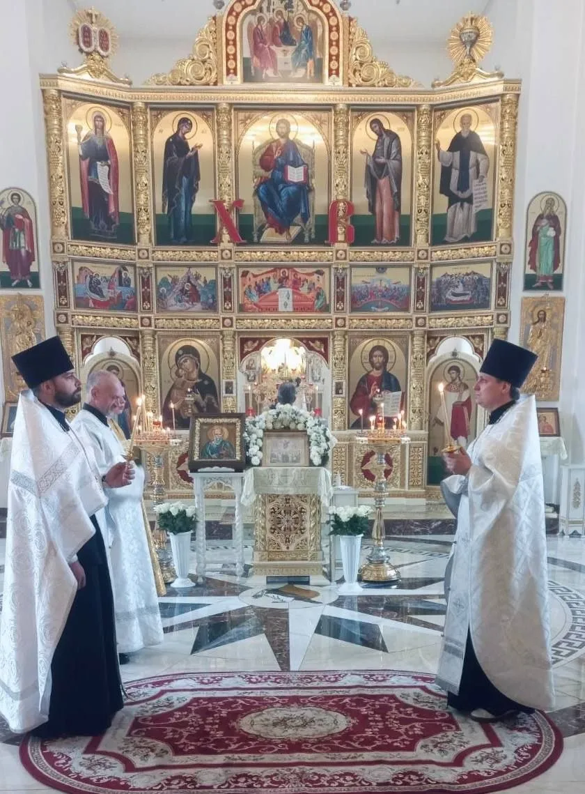 Сегодня православные верующие встречают Вознесение Господне символизирующее завершение земного служения Иисуса Христа Согласно Библии в этот день спустя 40 дней после Своего Воскресения Спаситель вознесся на небеса С самого утра в храмах проводят праздничные литургии В этот день принято возносить благодарственные молитвы и просить о здоровье мире в семье и духовном росте