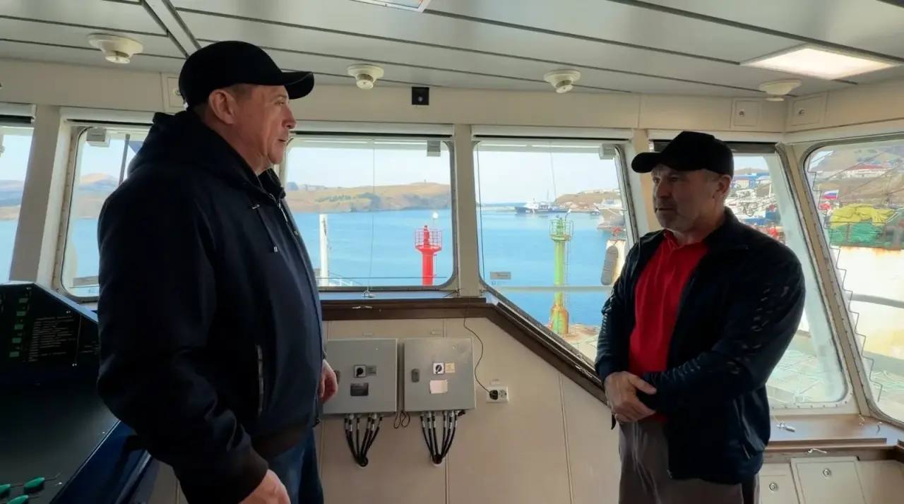 В Сахалинской области впервые начнут ремонтировать высокотоннажный флот На о Шикотан модернизируют судоремонтный завод Рыбокомбината Островной Его обновление позволит промысловым предприятиям Сахалина и Курил не вывозить флот на обслуживание за границу или в другие регионы Дальнего Востока Предприятие посетил губернатор Валерий Лимаренко Курс на импортозамещение в рыбопромысловой отрасли это правильный и единственно верный путь Сегодня регион не зависит от иностранных государств в вопросах обслуживания судов В промысловом флоте Сахалинской области появляются суда отечественного производства Уже работает база для их ремонта Это позволяет нам укреплять экономическую устойчивость и продовольственную безопасность подчеркнул Валерий Лимаренко На предприятии выразили готовность стать ремонтной базой и для судов других промысловых компаний Сахалинской области Завершить модернизацию судоремонтных мощностей на заводе планируют в декабре текущего года Подписывайтесь на нас в MAX sakhgov