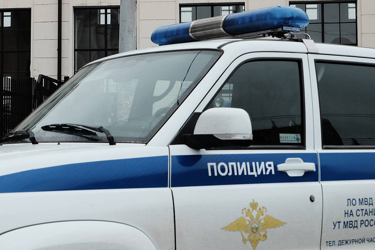 В петербургском поселке Шушары мигрант без патента на работу пытался скрыться от полицейских во время рейда под столом в строительном вагончике Об этом стало известно Фонтанке По сведениям российского издания сотрудники правоохранительных органов провели масштабную проверку на одной из строек Предъявлять паспорта патенты регистрацию и миграционную карту были вынуждены работники на Старорусском проспекте Окуловской и Школьной улицах в Шушарах Приезжие придумывали всяческие уловки чтобы не попадаться на глаза оперативникам Так один из иностранцев залез под стол но его быстро обнаружил полицейский с собакой Всего в ходе рейда проверили более 300 приезжих В отдел доставили 43 человека у которых выявили миграционные нарушения Ранее стало известно что вооруженные палками мигранты устроили массовую драку в центре Санкт Петербурга Тогда по факту инцидента было возбуждено уголовное дело Задержанными стали восемь человек