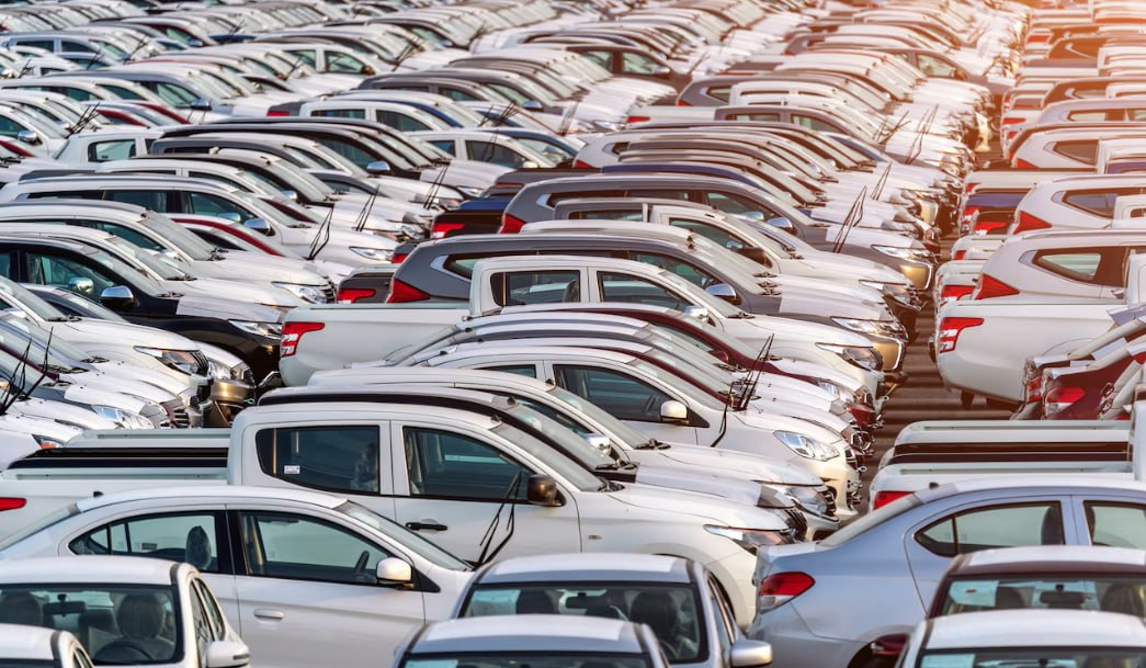 Продажи новых авто в России просели на 25%.  В июне 2025 года в России могли продать около 94,8 тыс. новых легковушек — это на четверть меньше, чем за тот же период в прошлом году, сообщает РИА Новости со ссылкой на "Автостат".    С 2 по 29 июня было реализовано 88 461 авто, в среднем — по 3,16 тыс. машин в день. Если темп сохранился до конца месяца, итог — те же 94,8 тыс..  Причины снижения аналитики пока не называют, но тенденция на лицо.