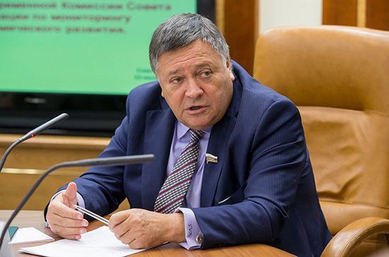 Источник ВЧК ОГПУ сообщил что в Подмосковье был ограблен бывший министр труда и сенатор Сергей Калашников Его избили и несколько часов держали в зложниках Подозреваются трудовые мигранты Ранее Калашников занимал пост главы Минтруда и представлял в СФ Брянскую область Инцидент произошёл в его доме в Красногорском районе Деятель на пенсии был один и занимался домашними делами На улице было жарко и экс сенатор проветривал своё жилище Неожиданно в открытую дверь ворвалась группа из нескольких нападавших 5 6 человек Они сразу же отобрали телефон нанесли бывшему министру удары били по лицу и телу и потребовали деньги Всего улов грабителей составил около 50 тысяч рублей 500 долларов США несколько часов среди которых были золотые часы от Правительства Российской Федерации подаренные Сергею Калашникову лично Михаилом Фрадковым Преступники обыскали весь дом но на ордена и медали хозяина не позарились Однако уходя они прихватили охотничье ружьё зарегистрированное на потерпевшего Налетчики были в перчатках фрагменты которых нашли эксперты на месте преступления Правда пока по данным собеседника ВЧК ОГПУ других зацепок у силовиков нет Все грабители предположительно выходцы из Средней Азии по русски изъяснялись между собой хорошо но с акцентом