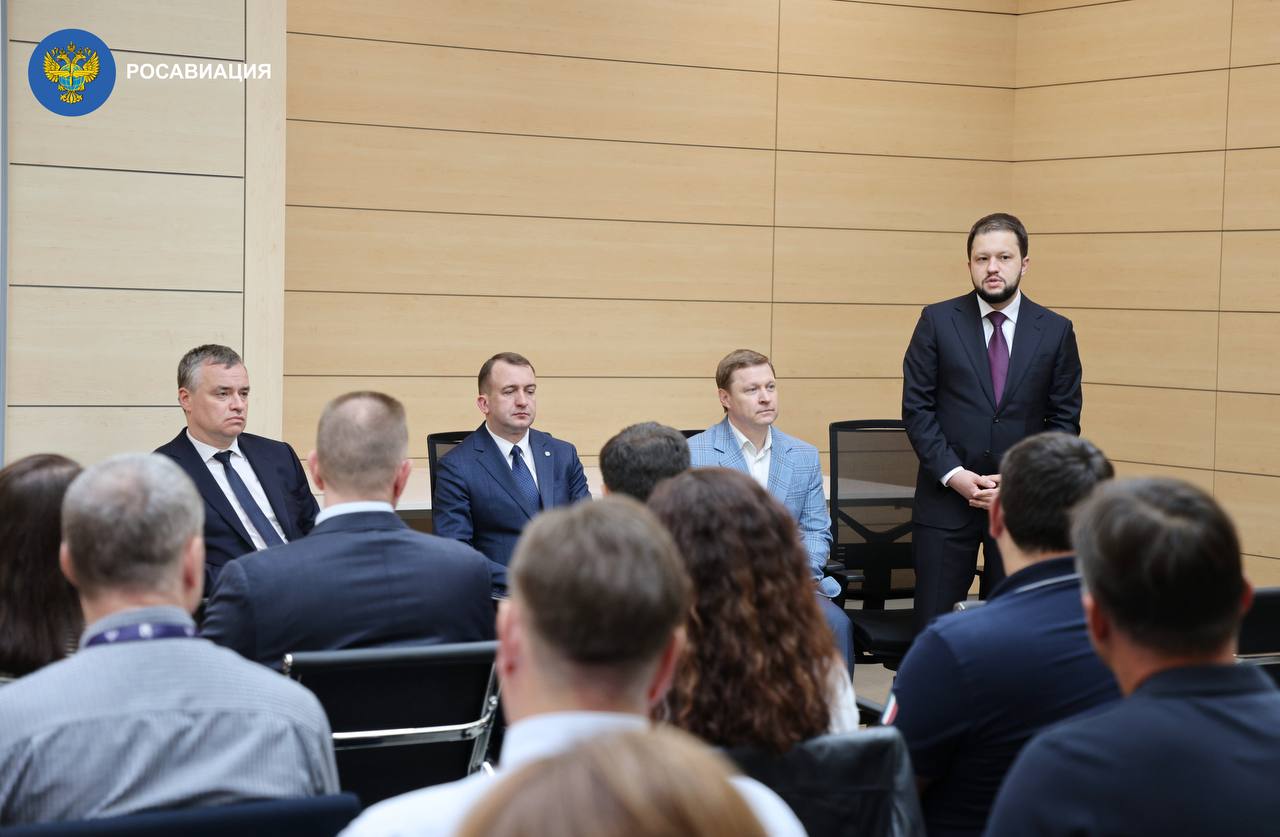 В Домодедово представили нового управляющего директора аэропорта Нового генерального директора компании «Домодедово Эрфилд» – Андрея Иванова – представили сегодня руководителям структурных подразделений воздушной гавани. «Домодедово продолжает штатную работу в интересах пассажиров и грузоотправителей. Изменения в юридической плоскости не скажутся на функционировании всех без исключения операционных служб одного из крупнейших аэропортов России. Минтранс и Росавиация держат на постоянном контроле работу всей авиатранспортной системы страны, Домодедово – не исключение», – подчеркнул заместитель министра транспорта РФ Владимир Потешкин. Андрей Иванов родился в 1975 году в Красноярском крае, по базовому образованию юрист. В 2012-2020 годах был заместителем министра финансов, в 2020-2022 годах – первым заместителем министра экономического развития РФ. После работал в бизнесе. «Андрей Юрьевич – настоящий профессионал с большим опытом работы и знаниями. Его работа в Домодедово обеспечит не только устойчивость функционирования аэропорта, но и придаст новый импульс для его развития», – отметил руководитель Дмитрий Ядров. Ключевые задачи команды Домодедово традиционны для каждого авиапредприятия России – обеспечение безопасности полетов и транспортной безопасности, комфорт пассажиров, конструктивное взаимодействие с авиакомпаниями и грузовладельцами в интересах экономики страны. Подробнее — на сайте. Следуйте за Росавиацией