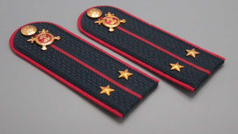 Во Владивостоке выпускникам юридического института МВД России вручат лейтенантские погоны    30 июля в 11.00 на плацу Владивостокского филиала Дальневосточного юридического института МВД России имени Ивана Федоровича Шилова  г.Владивосток, ул. Котельникова, 21  состоится торжественная церемония вручения лейтенантских погон слушателям пятого курса очной формы обучения.  Специальное звание «лейтенант полиции» будет присвоено 43 выпускникам:  21 - по специальности  «Правоохранительная деятельность»; 22 - по специальности «Правовое обеспечение национальной безопасности».    В мероприятии примут участие почетные гости: представители Думы города Владивостока, Правительства Приморского края и администрации города Владивостока, руководители Управления МВД России по Приморскому краю.   Приглашаем представителей редакций СМИ принять участие в мероприятии.  Контакты: press_vfdvui .ru, + 7902480-49-84  Микриевская Анна Александровна . press_vfdvui .ru, +7924-528-64-27  Яковлева Яна Игоревна .     Полиция Приморья