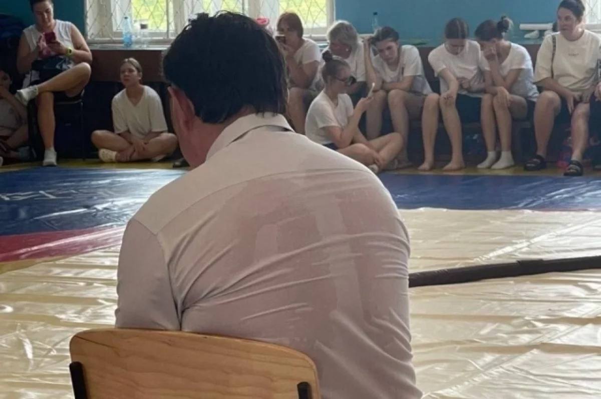 Жара и духота на соревнованиях во Владивостоке привела к обморокам у детей Во Владивостоке 28 июня во время проведения соревнования в Краевом доме физической культуры у детей ухудшилось самочувствие. Соревнования проходили по самбо, в этот же день был турнир по сумо. Из-за высокой температуры воздуха и отсутствия кондиционеров находится в помещении было тяжело. В момент состязаний температура воздуха в помещении достигала +30 градусов. Родители рассказали о том, что у многих детей наблюдалась потеря сознания и приступы рвоты. Подробнее в «АиФ - Приморье» Фото: Город В