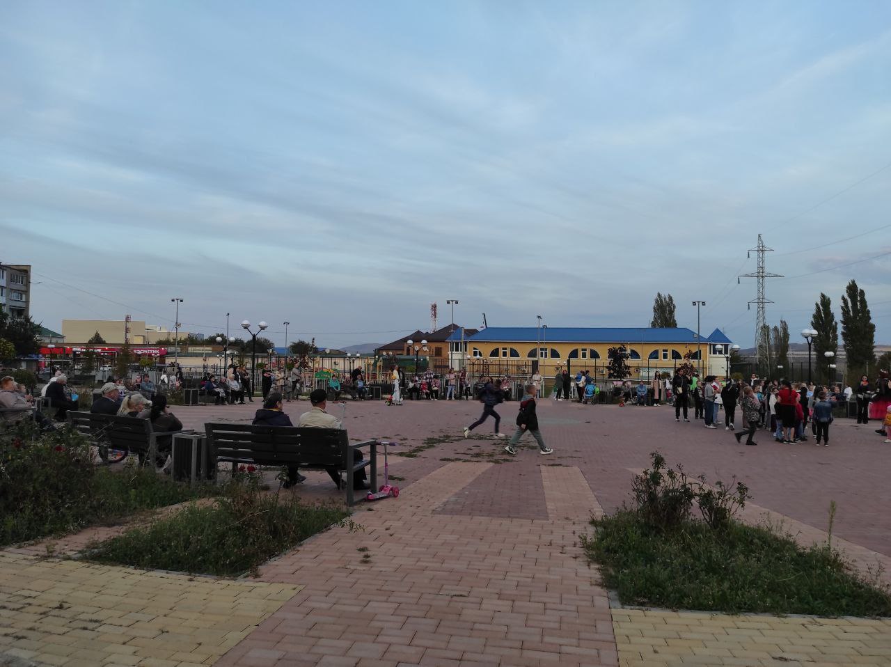 По поручению губернатора в Минеральных Водах спроектируют новую школу С вопросом о необходимости строительства новой школы в районе 4-го километра обратились жители Минеральных Вод на прямую линию губернатора Ставрополья. Все дети из густонаселённого жилого микрорайона на занятия ездят на общественном транспорте. Губернатор в прямом эфире дал поручение главе округа подготовить проектно-сметную документацию для участия в программе строительства школ. Ранее уже был определён и утверждён земельный участок для строительства. «В ближайшие два года программа строительства школ в крае сформирована, а на 2027 год можем включить эту школу в программу», - отметил Владимир Владимиров. Стоит отметить, что за минувшие пять лет на Ставрополье построено 15 школ почти на 13 тыс. мест, продолжается строительство ещё пяти. Отремонтированы и оснащены 56 школ, до 2027 года запланированы работы ещё в 85. Вошли в реализацию и 14 детсадов.