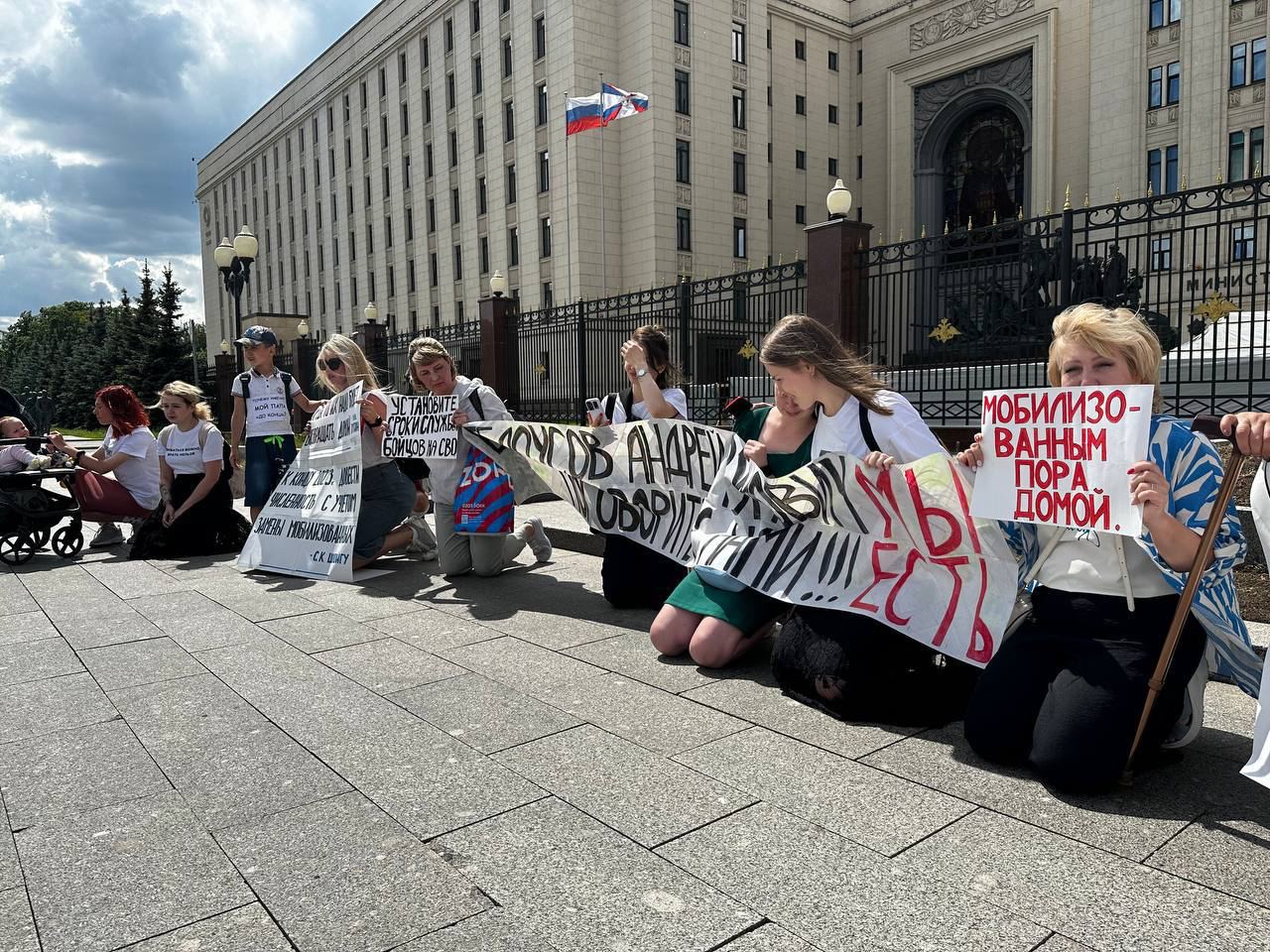 Близкие мобилизованных анонсировали протестную акцию в день годовщины начала мобилизации   Анонс протестной акции появился в телеграм-канале группы поддержки семей мобилизованных «Белые платки». Родственники военных собираются выйти на митинг 21 сентября — в этот день исполнится ровно два года спустя начала «частичной» мобилизации.   Как говорится в анонсе, главным требованием протестующих станет демобилизация мужчин:   «Наши семьи заплатили достаточно слез, боли, крови и страданий. Но поскольку нас никто не услышал, мы решили присоединиться к женщинам 21 сентября 2024 года и требовать у министра обороны или же другого уполномоченного лица демобилизации наших близких»,  — пишут авторы заявления.   На фото: одна из акций протеста жен мобилизованных у здания Минобороны. Июнь 2024