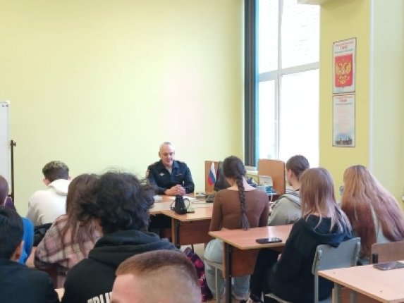Полицейские Уссурийска провели урок по финансовой грамотности для студентов Сотрудники МВД рассказали молодежи о схемах мошенников и правилах кибербезопасности Читать подробнее на сайте...