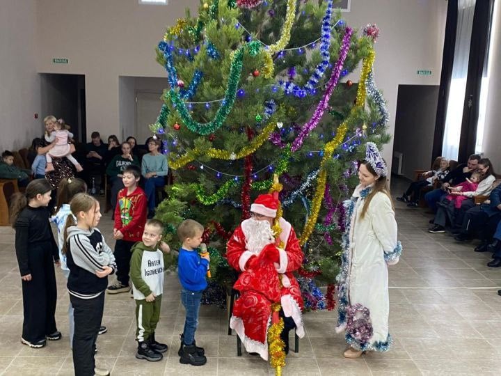 В Коргузе детям подарили новогоднее настроение  В Коргузинском сельском Доме культуры состоялся яркий детский праздник - Новогодняя елочка, со сказочными героями, которые погрузили юных виновников торжества в атмосферу сказок и волшебства.  В ходе новогоднего мероприятия дети читали стихи и пели песенки, подготовленные для Деда Мороза и Снегурочки, ставшими главными гостями праздника, и за это щедрый Дедушка Мороз награждал из своего большого мешка сладкими призами. А зрители - родители, бабушки и дедушки, с улыбками наблюдали за выступлениями детишек и громко аплодировали.  Конечно же, все вместе - дети и взрослые, исполнили традиционные хороводные песни вокруг сверкающей Елочки, поирали в задорные игры на быстроту и ловкость, потанцевали с Бабой Ягой и Лешим. Атмосфера праздника была наполнена радостью, смехом и предвкушением чуда.  В завершение на память о Новогоднем празднике от спонсора мероприятия агрокомпании "Август",  каждому ребенку были вручены акварельные краски. Этот день надолго останется в памяти всех участников, как яркий пример семейного тепла и новогоднего волшебства!