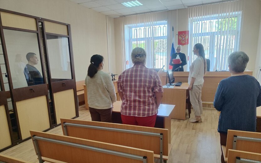 Избил отца до смерти  В Сарапуле завершилось рассмотрение уголовного дела в отношении 44-летнего мужчины, который признан виновным в преступлении, предусмотренном части 4 статьи 111 УК РФ – умышленном причинении тяжкого вреда здоровью, повлекшем смерть.  Вечером 7 марта 2025 года обвиняемый, находясь в состоянии алкогольного опьянения, избил своего пожилого отца. Конфликт, возникший на почве личной неприязни, перерос в жестокое насилие. Мужчина нанес множественные удары по голове и туловищу. От полученных травм потерпевший скончался спустя месяц в медицинском учреждении.  На суде подсудимый признал, что наносил побои, однако вину в наступившей смерти отрицал, возлагая ответственность на врачей.  Защита просила переквалифицировать действия подсудимого на менее тяжкую статью, ссылаясь на сомнения в причинно-следственной связи. Но суд, опираясь на заключения судебных экспертиз и материалы дела, пришел к выводу: именно действия обвиняемого стали причиной смерти.  Приговор: 7 лет и 6 месяцев лишения свободы с отбыванием в колонии строгого режима, плюс 1 год ограничения свободы.  Фото: Объединенная пресс-служба судов Удмуртии    #Ижевск #Удмуртия
