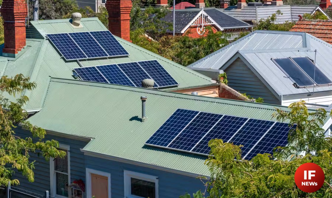 Жители Австралии получат доступ к 3 часам бесплатной солнечной электроэнергии это программа Solar Sharer Около 4 млн домохозяйств в Австралии имеют собственные солнечные панели что в часы пиковой выработки электроэнергии приводит к переизбытку предложения и уходу цен в отрицательную зону Однако уже через несколько часов наступает пик энергопотребления и сеть не справляется что приводит к дефициту энергии в домах которые не имеют собственных панелей Программа Solar Sharer механизм перераспределения электроэнергии которую вырабатывают солнечные панели на участке каждого жителя Австралии Она будет сглаживать пики предложения и потребления электроэнергии в стране отдавая энергию тому кому она нужна от того у кого она сейчас в профиците пишет Reuters Ключевая задача сокращение общих затрат на электроэнергию и более ответственное использование вырабатываемой энергии Социальное if market news