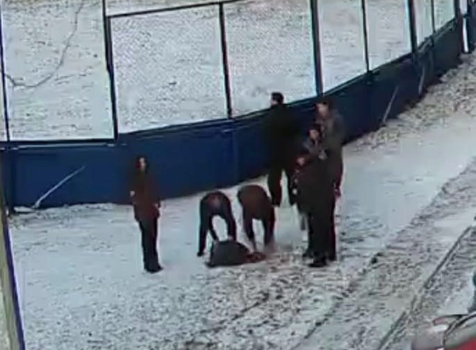 Джигит зарезавший барана прямо в жилом дворе задержан Утро во дворе для некоторых жителей Тюмени началось не с кофе а с кровавого шоу Неизвестный без стеснения разделал барана на свежем снегу под окнами многоэтажки Детали инцидента стали известны благодаря свидетельствам очевидцев в соцсетях Личность мясника была установлена его привлекли к административной ответственности Могут завести и уголовку по ст 245 УК РФ жестокое обращение с животными Мигранта обвиняемого в сутенёрстве на Урале лишили вида на жительство в России urallive