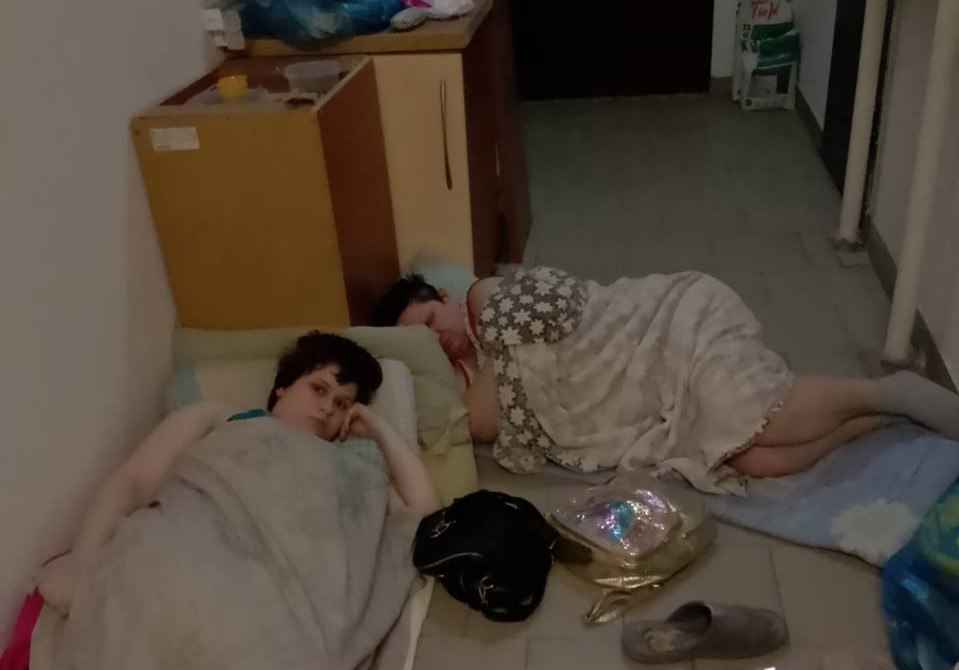 В Ростове мать с дочерью обосновались в подъезде ЖК на Суворовском В Ростове, в одном из домов Суворовского, женщина с дочкой расположились прямо в жилом подъезде. В соцсетях возмущенные соседи жалуются на антисанитарию и нарушения правил противопожарной безопасности. Как пишут очевидцы, женщина с дочерью раньше снимали квартиру на улице Петренко, 28. Когда договор закончился, они отказались съезжать и заняли квадратные метры прямо в подъезде. Свои вещи они разложили у лестничной клетки. По словам соседей, в таких условиях они провели уже несколько ночей. На место приезжали сотрудники управления соцзащиты, а также инспектор ПДН. Они предлагали помощь женщине и её дочери. Но уговорить их покинуть подъезд не вышло. Фото: ТГ-канал "Суворовский"