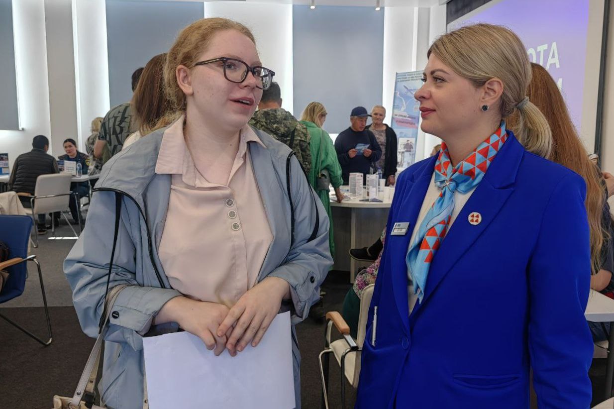 Первую работу с помощью Кадрового центра в 2025 году нашли более 3 6 тысячи жителей Иркутской области Каждый шестой житель региона трудоустроенный при поддержке Кадрового центра региона ранее не имел опыта работы Наиболее востребованные сферы для новичков образование торговля производство транспорт Среди трудоустроенных молодых специалистов учителя бухгалтеры электромонтёры сварщики геодезисты Более 40 впервые трудоустроенных моложе 20 лет Половина из них имеют лишь школьное образование каждый четвертый выпускник техникума колледжа каждый восьмой с высшим образованием Кадровый центр Работа России предлагает молодым соискателям целый ряд полезных сервисов Карьерные консультанты проводят тестирование и тренинги обучают коммуникативным навыкам и умению показать свои профессиональные качества подсказывают как быстрее освоиться и удержаться в незнакомом коллективе оценивают предпринимательский потенциал отметил министр труда и занятости Кирилл Клоков Подробнее Подписывайтесь на Правительство Иркутской области в МАХ