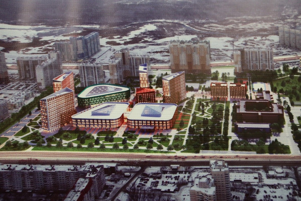 Шесть объектов челябинского межвузовского кампуса введут в этом году Заместитель председателя федерального правительства Дмитрий Чернышенко провёл совещание по вопросу реализации проектов по созданию межуниверситетских кампусов мирового уровня Напомним что такое межвузовское пространство появится и в Челябинске Как сообщил в ходе мероприятия заместитель министра науки РФ Айрат Гатиятов в этом году запланирована сдача 6 объектов Ожидается что уже с сентября нынешнего года новые гостиничные комплексы общей площадью в 120 тысяч квадратных метров начнут принимать студентов кампуса Для нас принципиально важно что каждый объект доводится до результата с заданными объёмами и в установленные сроки цитирует замминистра пресс служба правительства РФ В октябре прошлого года губернатор Челябинской области Алексей Текслер подчеркивал что на тот момент готовность объектов 2 этапа проекта составляет 65 Также добавим что в марте 2025 года было получено положительное заключение госэкспертизы на два объекта третьего этапа учебно научный и многофункциональный комплексы government rus eugenejut