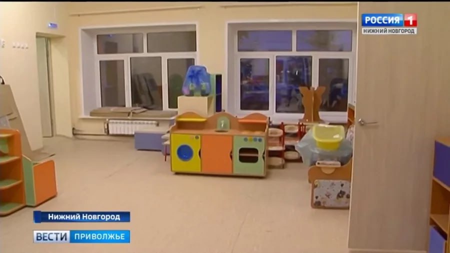 Сотрудники муниципальных детсадов Нижнего Новгорода будут бесплатно водить своих детей в садики Новая мера поддержки начнет действовать с 1 сентября 2025 года. Как сообщил мэр Юрий Шалабаев, в настоящее время родителям дошкольников из бюджета компенсируют часть оплаты за посещение муниципальных детсадов. Размер субсидии составляет от 20% до 70% в зависимости от количества детей, которые ходят в садик. С 1 сентября работники дошкольных учреждений дополнительно получат субсидию в размере 80%. Таким образом, с учетом уже существующей компенсации, посещение городских муниципальных детских садов детьми работников этих учреждений с 1 сентября будет бесплатным. «Освобождение от родительской платы – это не просто мера социальной поддержки, это шаг к созданию комфортных условий для работников детских садов и их семей. Мы уверены, что такое решение поможет не только удержать существующих специалистов, но и привлечь новых, особенно молодых профессионалов, желающих работать в сфере дошкольного образования», – подчеркнули в городском департаменте образования. Прислать новость