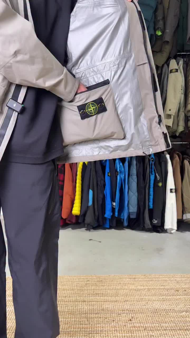 Куртка Stone Island с вшитыми брюками привлекает внимание в соцсетях