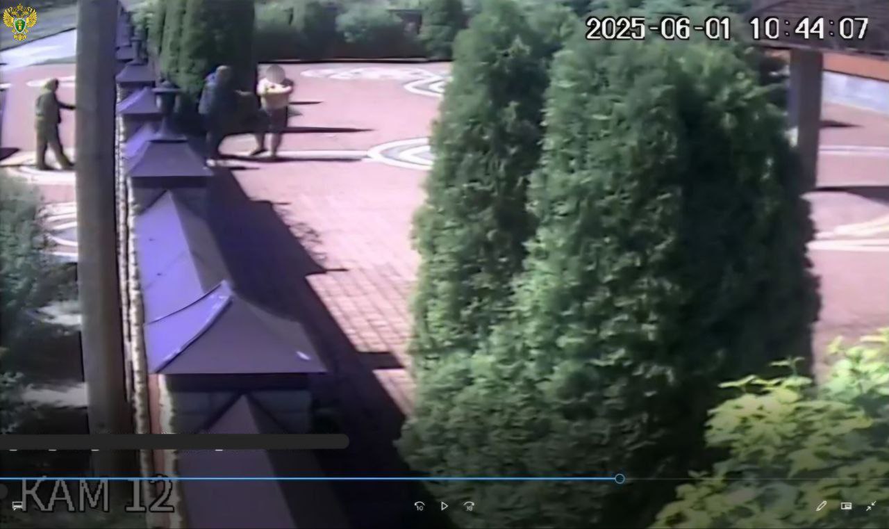 18 млн рублей отобрали у фермеров Великой Знаменки вымогатели выдававшие себя за силовиков В Запорожской области прокуратура направила в суд уголовное дело в отношении двух жителей Республики Адыгея о вымогательстве 18 млн рублей По версии следствия 1 июня 2025 года мужчины находясь на территории крестьянско фермерского хозяйства в селе Великая Знаменка Каменско Днепровского района представляясь сотрудниками правоохранительных органов потребовали от коммерческого директора хозяйства передать им деньги Применив насилие они принудили его проследовать к месту жительства главы КФХ Проникнув в домовладение мужчины под угрозой расправы заставили женщину передать им 12 млн рублей а также 78 тыс долларов США Кроме того они похитили два травматических пистолета сотовые телефоны и планшетный компьютер Совокупный ущерб от их преступных действий превысил 18 млн рублей После совершения преступления им удалось скрыться с места происшествия но вскоре они были задержаны  Уголовное дело с утвержденным прокурором обвинительным заключением направлено в суд   ЗАПОРОЖСКИЙ ТЕЛЕГРАФ