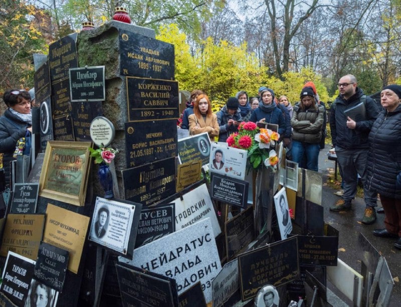 Мэрия Москвы не разрешила активистам 29 октября провести ежегодную акцию «Возвращение имен» у Соловецкого камня, посвященную памяти жертв репрессий. Организаторы планировали собрать на Лубянке до 900 человек.    Причина, вы не поверите, — эпидемия коронавируса. Московская канцелярия не утруждает себя размышлениями, и клепает отказ четвертый год подряд, меняя даты. Акция все равно проводилась и, что удивительно — под пристальным присмотром полиции, но без задержаний.     Сейчас, во время возврата репрессий и увеличения числа политзаключенных, настроение силовиков может измениться.