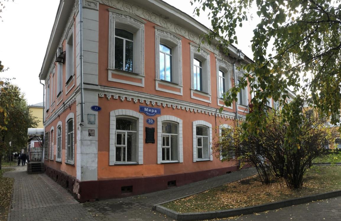 В Красноярске введен режим угрозы чрезвычайной ситуации для двух жилых домов расположенных на проспекте Мира и улице Марковского Здание по проспекту Мира 33 находится в аварийном состоянии В доме 80 на улице Марковского зафиксировано ухудшение состояния строительных конструкций Постановления об угрозе ЧС подписал 9 сентября исполняющий обязанности мэра Алексей Шувалов В соответствии с ними органы управления подсистемы РСЧС края переведены в режим повышенной готовности Подробнее на Бабре красноярск kras 24