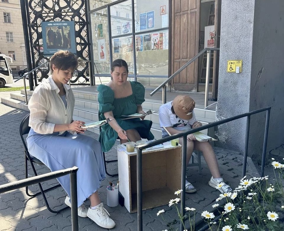 Выставочный зал открыл сезон пленэров на Красноармейском проспекте. Еженедельный мастер-класс по акварельному творчеству прошел на открытом воздухе. Участники нарисовали ромашки, которые растут на газоне. Фото: Тульское музейное объединение. «Тула №1. Советский район» Прислать новость / задать вопрос