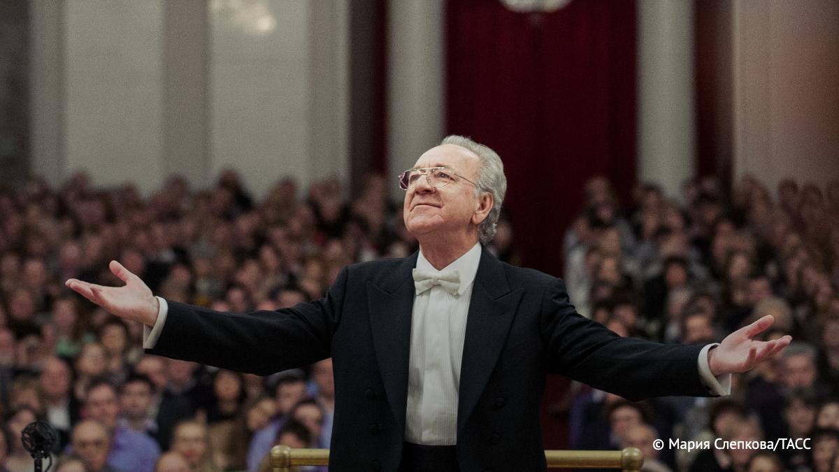 Путин предложил увековечить имя дирижера Юрия Темирканова чтобы подчеркнуть и сохранить его творческое наследие Темирканов умер в 2023 году на 85 м году жизни Уроженец Кабардино Балкарии большую часть музыкант связал с Санкт Петербургом где учился сначала в музыкальной школе а затем в консерватории Лауреат многочисленных премий и конкурсов дирижер возглавлял в 1976 1988 годах оркестр Мариинского театра на тот момент театра им С М Кирова а затем практически до самой смерти симфонический оркестр Ленинградской Санкт Петербургской филармонии Подпишись на ТАСС Кавказ в Max