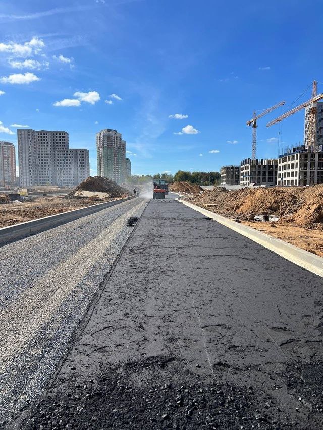 Продолжаю следить за строительством важной транспортной артерии для города Московский - дороги между микрорайонами Град Московский и Первый Московский город-парк.  В настоящее время рабочие приступили к укладке асфальтового покрытия проезжей части. По словам застройщика, эти работы планируется завершить до наступления неблагоприятных погодных условий. Ранее на данном участке были выполнены работы по засыпке щебня и формирование грунтового основания бокового проезда. После устройства дорожного полотна начнется монтаж опор освещения для их последующего подключения к линиям электросетей, а также благоустройство прилегающей территории. Параллельно с этим, сейчас завозится плодородный грунт для обустройства красивых газонов вдоль проезжей части.  По вопросу дальнейшего строительства стыковочного соединения Радужного проезда с новой дорогой – ждем согласования транспортной схемы этого участка и получения необходимой документации от ПАО «Россети» на проведение работ на завершающем этапе этой дороги. Определенных сроков по этому участку пока нет, вместе с коллегами делаем все возможное, чтобы максимально ускорить этот процесс и заверить реализацию данного проекта, столь важного для всех жителей Московского.