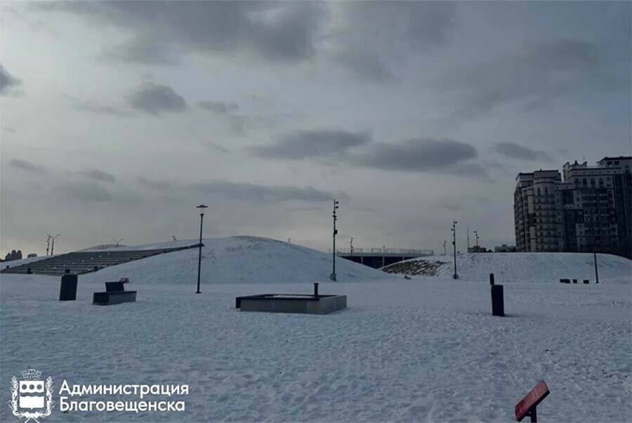 Холмы на Трибуне Холл пользуются популярностью среди благовещенцев и гостей города в любое время года Но если летом это был безопасный досуг прогулки или отдых на траве то зимой горожане придумали более травмоопасный способ времяпрепровождения Они катаются с холмов Власти Благовещенска напоминают что кататься на заснеженных холмах Трибуны Холл запрещено Такие спуски очень опасны съезжающий с холма человек может укатиться в сторону лавочек или урн стоящих у подножия удариться о них или сбить с ног проходящих людей Кроме того катание очень вредит газонам Чтобы люди не катались с холмов на набережной запустят систему голосового оповещения Громкоговорители будут работать с 11 00 до 21 00 каждые 20 минут С четверга на набережной организованы рейды Сотрудники административной комиссии комиссии по делам несовершеннолетних и полиция патрулируют территорию За катание с возвышенностей могут привлечь к административной ответственности Как сообщает мэрия на набережной появятся безопасные альтернативы катанию с холмов Сейчас на площади монтируют большую тюбинговую горку Прокатиться с неё можно будет уже в начале декабря Кроме того в декабре в городе и на площади Ленина установят несколько ледяных горок Подпишись на Amur life Мы в МАХ