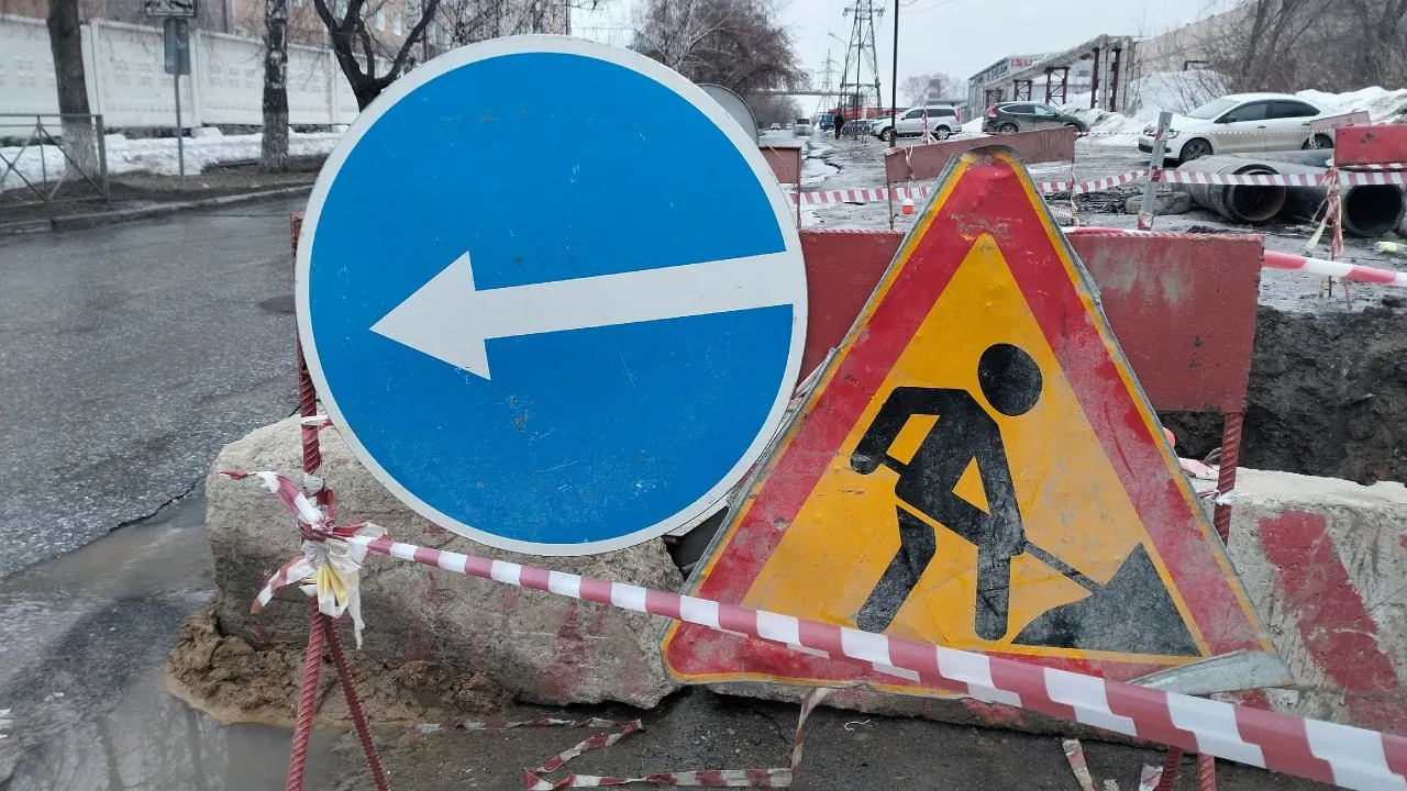 В Омске на выходные перекроют улицу 22 Апреля Произойдёт это в конце весны с 22 часов пятницы 29 мая до 6 утра понедельника 1 июня Как стало известно порталу Om1 Омск Сергей Шелест уже подписал соответствующее распоряжение Движение ограничат на участке близ перекрёстка с Нефтезаводской между домами номер 30 и 28 корпус 4 по улице 22 Апреля Маршруты общественного транспорта вероятно также будут изменены Отметим что здесь ходят 59 66 и 69 автобусы маршрутки 323 335 и 421   В том же документе мэрия рекомендует АО Омские распределительные тепловые сети оборудовать территорию соответствующими знаками Поэтому можно предположить что причиной перекрытия станет ремонт коммуникаций Om1 Омск в MАКС подписывайтесь и читайте новости без ограничений
