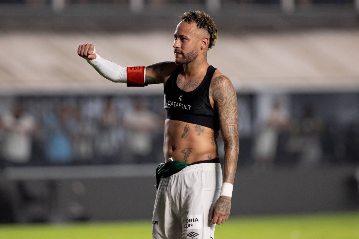 Неймар получил травму колена за три матча до конца сезона в Бразилии Бразильский нападающий Неймар получил травму колена и может не сыграть за Сантос до конца года пишут Globo и CNN Brasil 33 летний футболист почувствовал дискомфорт в левом колене неделю назад и уже пропустил один матч Сантосу который находится в зоне вылета осталось провести три игры в чемпионате Бразилии Неймар вернулся в родной Сантос в январе его контракт действует до конца года Global Look Press Подписаться на РБК Спорт