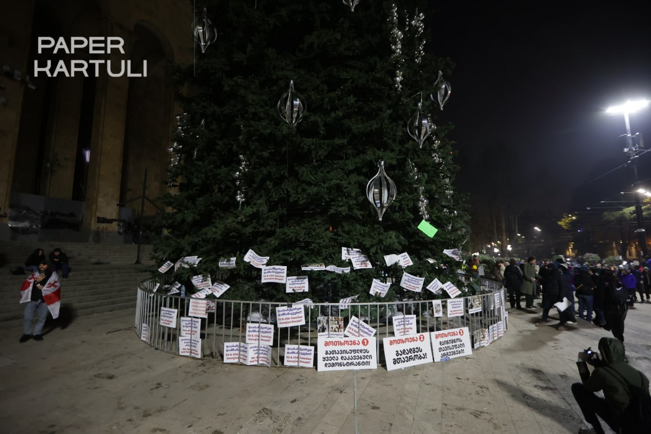 Акция протеста на Руставели подошла к концу  По сообщению Interpressnews, большинство участников уже двенадцатого с 28 ноября митинга покинули территорию у парламента.  Сегодня каких-либо серьезных стычек между демонстрантами и полицией не было. Силовиков сегодня даже не было на прилегающих к парламенту улицах.  Как проходил сегодняшний митинг — смотрите на фотографиях Артема Монахова для Paper Kartuli.       инстаграм   фейсбук Paper Kartuli