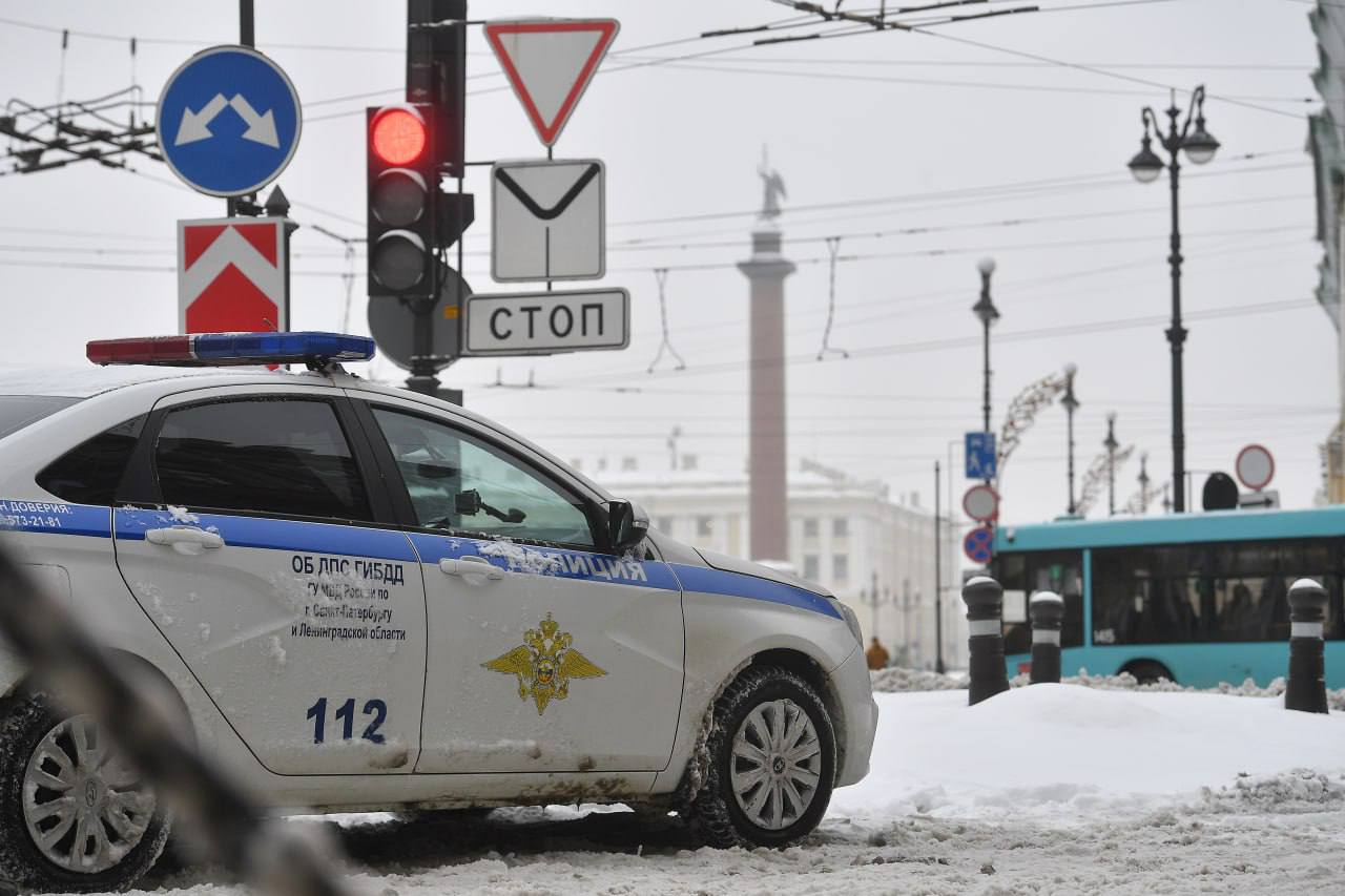 Тело мужчины без головы обнаружили под многоэтажкой на улице Жени Егоровой Стало известно КП Петербург что в одном из дворов на улице Жени Егоровой местные жители обнаружили тело мужчины без головы Тело лежало под окнами многоэтажного дома в неестественной позе а саму голову нашли в нескольких метрах от места происшествия По предварительным данным мужчина упал с большой высоты Очевидцы сразу вызвали полицию и скорую На месте работают правоохранительные органы которые устанавливают личность погибшего и выясняют обстоятельства трагедии Алексей Булатов Читай нас в MAX Читай нас в Telegram