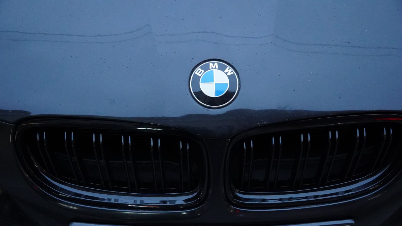 Прибыль крупнейших автоконцернов Германии обрушилась до уровня 2009 года Операционная прибыль Volkswagen BMW и Mercedes Benz по итогам третьего квартала 2025 года сократилась почти на 76 до 1 7 млрд евро на троих следует из данных консалтинговых агентств Впрочем падает прибыль автоконцернов по всему миру в США на 29 в Китае на 14