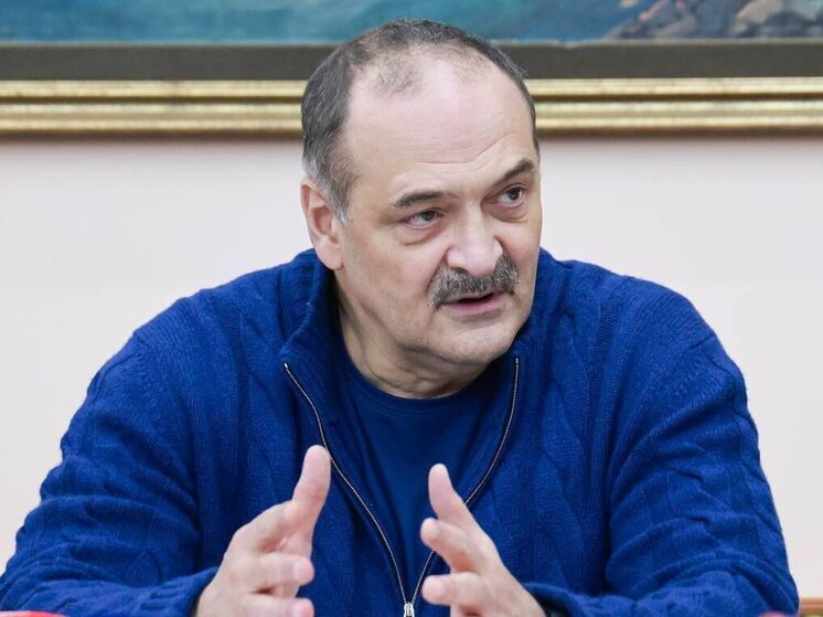 Глава Дагестана Сергей Меликов обратился к жителям республики и азербайджанцам с призывом не поддаваться на провокации, не опускаться на уровень бытового национализма. «Мы с тревогой и болью наблюдаем за тем, что сегодня происходит в мире. К сожалению, в отношениях между Россией и Азербайджаном возникли определённые трудности. Но я убеждён, что все они будут разрешены мирным путём, с учётом интересов народов и уважением к истории наших отношений. В такие непростые времена всегда находятся те, кто стремится использовать ситуацию в своих целях – чтобы ослабить Россию изнутри, посеять рознь, настроить братские народы друг против друга. Особенно это касается многонационального Дагестана, который на протяжении десятилетий живёт в мире и согласии со своими ближайшими соседями. В нашей республике очень много выходцев из Азербайджана, которые считают Дагестан своим домом. Наши связи больше, чем географические. Это история, родственные узы, культура, совместная жизнь. Хочу подчеркнуть, что именно в Дагестане азербайджанцы являются коренным народом! Однако сейчас возможны попытки спровоцировать нас, втянуть в конфликты, склонить к поступкам, за которые потом будет стыдно. Это уловки тех, кто не желает ни Дагестану, ни Азербайджану, ни всей России мира и стабильности. Мы уже не раз видели, как внешние силы пытаются дестабилизировать ситуацию чужими руками. В конечном итоге они терпели неудачу, потому что мудрость, единство и отзывчивость нашего народа оказывались выше этих грязных игр. Я обращаюсь ко всем: и к дагестанцам, и к нашим братьям-азербайджанцам – не дайте вбить клин между нами. Не поддавайтесь эмоциям, не ведитесь на провокации, не опускайтесь до бытового национализма. Верьте только официальной и проверенной информации! Мы вместе прошли через многое и пройдём через это. Все трудности временны, а братство и достоинство остаются с нами навсегда», - написал Сергей Меликов в своем заявлении, опубликованном в собственном телеграм-канале.