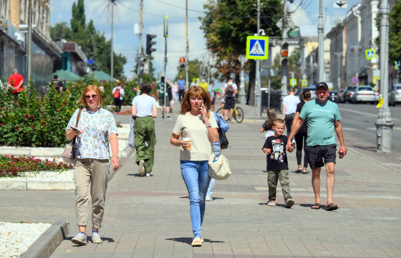 На отдельных территориях Белгородской, Брянской и Курской областей будет действовать режим свободной экономической зоны  СЭЗ   Правительство утвердило постановление о распространении преференциального режима СЭЗ на отдельные территории Белгородской, Брянской и Курской областей.   Участники СЭЗ смогут пользоваться льготами по налогу на прибыль, налогу на имущество и платить пониженные страховые взносы. Это поможет предпринимателям снизить финансовые издержки, нарастить объемы производства продукции, сохранить действующие и создать новые рабочие места, а также обеспечить граждан, которые живут в приграничных регионах, необходимыми товарами и услугами.   Федеральный закон о распространении преференциального режима СЭЗ на отдельные территории Белгородской, Брянской и Курской областей был подписан Президентом 22 июня 2024 года. Постановление подготовлено для его реализации.