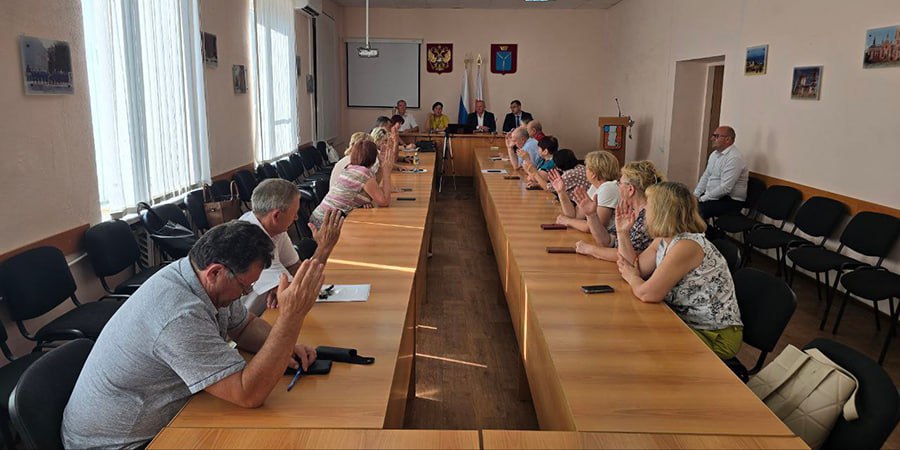 Экс-зампред правительства Сергей Соколов возглавил Красноармейский район Бывший заместитель председателя правительства Саратовской области Сергей Соколов стал исполняющим обязанности главы Красноармейского района. Депутаты муниципального собрания района сегодня с утра приняли отставку главы района Александра Зотова по собственному желанию. Вместо него обязанности возложены на Сергея Соколова. Ранее Соколов в правительстве области курировал вопросы строительства и жилищно-коммунального хозяйства. Подробнее читайте на сайте «Четвертой Власти».