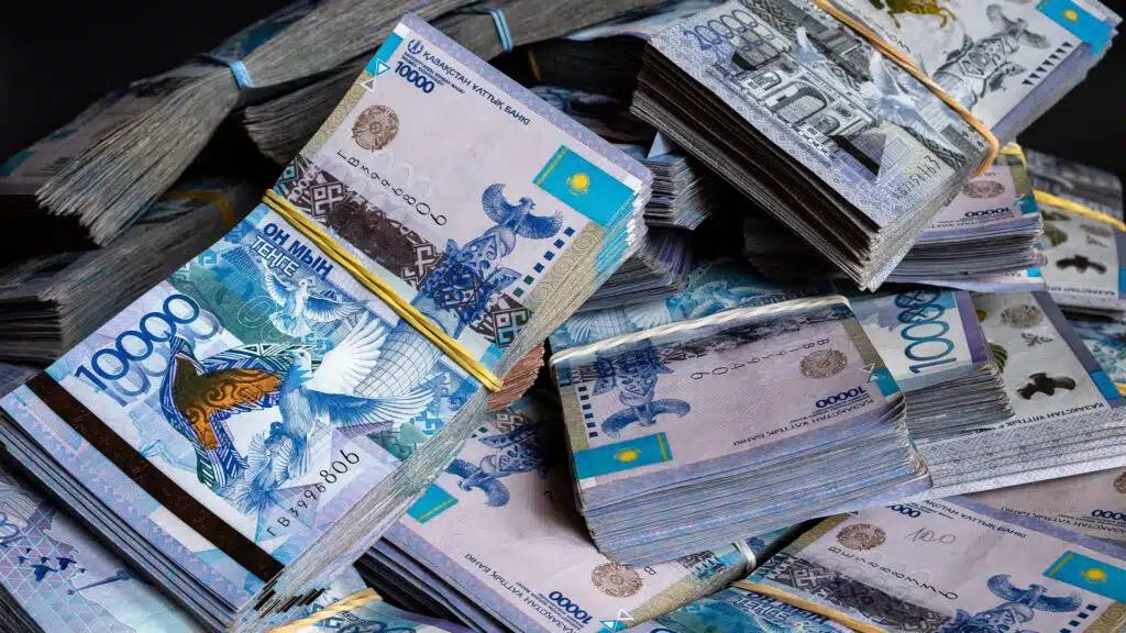 Госдолг Казахстана достиг 31,9 трлн тенге: в Мажилисе бьют тревогу Депутат Татьяна Савельева обратилась к министру финансов Мади Такиеву, сославшись на регулярные замечания Высшей аудиторской палаты: нет оценки возвратности заимствований, анализа рисков и общего баланса по обязательствам. «Госдолг за 10 лет вырос в 3,5 раза. Формально он не превышает 22% от ВВП, но это искажает реальную картину», — заявила депутат. Министр ответил, что на 1 апреля госдолг составил 31,9 трлн тенге 21,1% от ВВП , и находится на «управляемом уровне». По его словам, Минфин работает над снижением дефицита и расширением налоговой базы, а в июле планируется запуск нормативного акта по реализации новых правил. «Следующий отчет уже будет другим — в разрезе каждого субъекта, кто брал долг», — пообещал он.