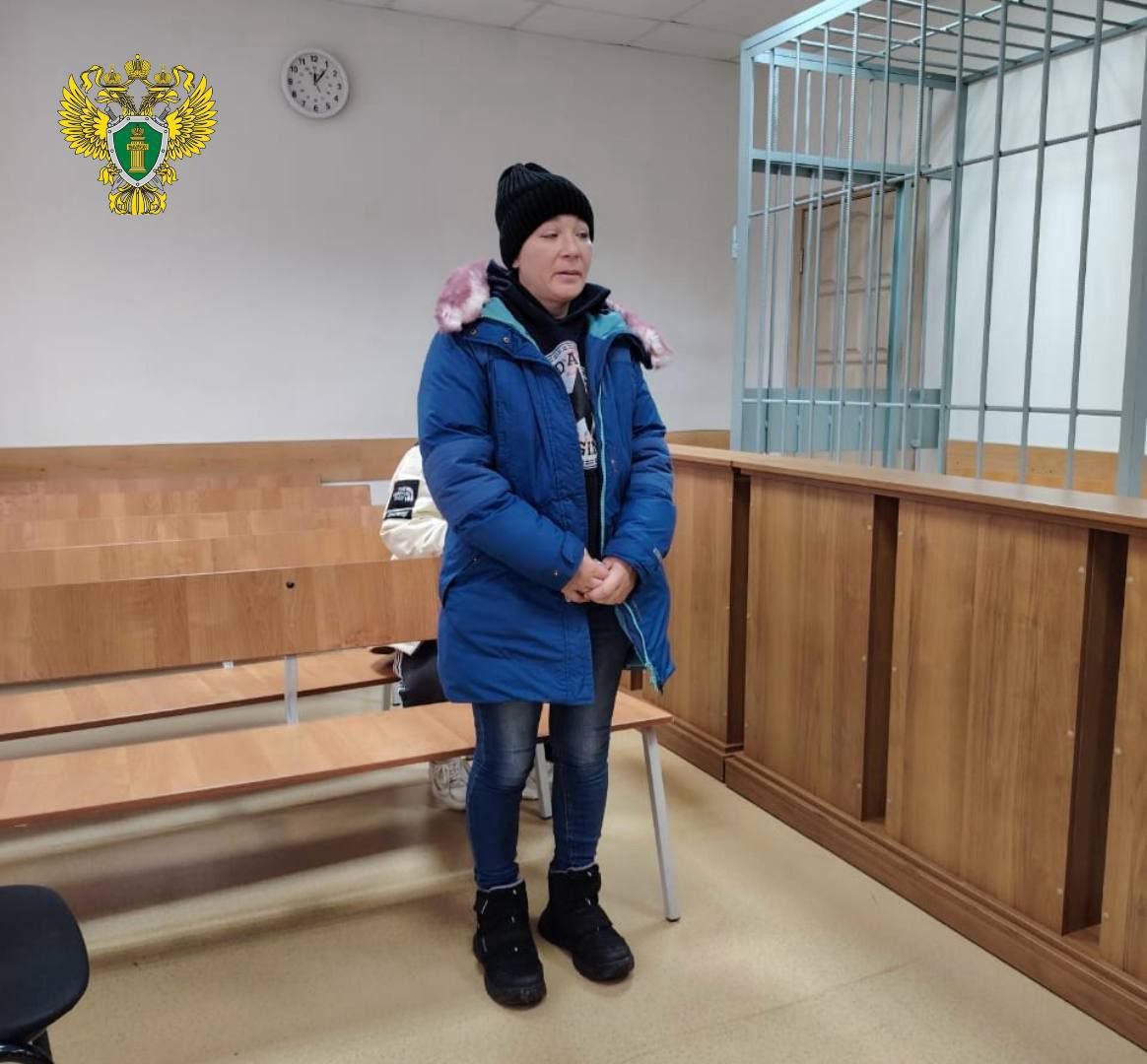 В Первоуральске местная жительница осуждена за незаконное лишение свободы и истязание своего малолетнего сына Татьяна Шанина признана виновной в совершении преступлений по п г ч 2 ст 117 УК РФ истязание в отношении заведомо несовершеннолетнего лица заведомо для виновного находящегося в беспомощном состоянии и в материальной зависимости п д ч 2 ст 127 УК РФ незаконное лишение свободы в отношении заведомо несовершеннолетнего В ходе судебного рассмотрения в суде уголовного дела установлено что осужденная в ноябре 2023 заранее приобрела в магазине цепь и два навесных замка Придя домой она обмотала один конец металлической цепи вокруг шеи ребенка второй с помощью замка зафиксировала на чугунной батарее После этого ушла покинув квартиру а малолетнего ребенка оставила одного лишив свободы передвижения Кроме того Шанина в период с февраля по март2025 года находясь в той же квартире в состоянии алкогольного опьянения используя малозначительные поводы не менее четырех раз в различные дни нанеслаударов руками кожным ремнем деревянной скалкой в область головы туловища верхних и нижних конечностей причинив потерпевшему физическую боль и психические страдания Женщина вину в совершении вышеуказанных преступлений признала в своём поведении раскаивается Первоуральский городской суд назначил Татьяне Шаниной наказание в виде 3 лет 6 месяцев лишения свободы с отбыванием в исправительной колонии общего режима Кроме того суд частично удовлетворил иск прокуратуры взыскав с осуждённой в пользу ребёнка в качестве компенсации морального вреда 100 тысяч рублей сообщает прокуратура Первоуральска