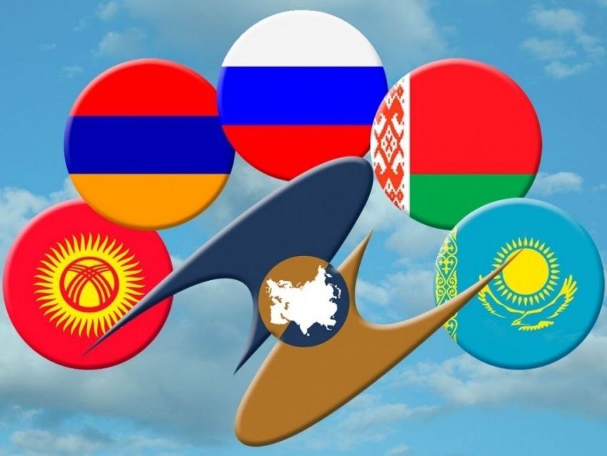 Число трудовых мигрантов в ЕАЭС выросло на 3% в 2024 году В 2024 году в странах Евразийского экономического союза ЕАЭС зафиксирован рост числа трудовых мигрантов на 3% по сравнению с 2023 годом. Увеличение связано с улучшением экономических условий и расширением возможностей для трудоустройства в рамках Союза, сообщили в Евразийской экономической комиссии. Страны ЕАЭС активно развивают цифровизацию государственных услуг, чтобы упростить процедуры для трудовых мигрантов. Внедрение цифровых платформ для регистрации, получения разрешений и доступа к социальным гарантиям способствует созданию комфортных условий для работников, что укрепляет интеграцию и мобильность рабочей силы внутри Союза.