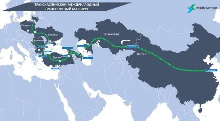 Турция продвигает Срединный коридор как альтернативу Ормузскому проливу Турция активизировала продвижение Срединного коридора как альтернативы Ормузскому проливу рассчитывая открыть границу с Арменией и создать новый маршрут торговли между Европой и Азией Об этом пишет Financial Times Речь идет о проекте Маршрут Трампа TRIPP поддержанном президентом США в рамках мирных инициатив между Арменией и Азербайджаном Турецкие власти уже начали подготовку к открытию погранперехода Алиджан КПП Маргара с армянской стороны закрытого 32 года назад говорится в статье Мы не знаем когда откроется граница дата постоянно меняется Но все думают что это произойдет скоро заявил изданию один из турецких пограничников Анкара рассчитывает закрепиться как ключевой транзитный хаб на фоне рисков для поставок через Ормузский пролив Эрдоган ранее отмечал что Турция становится островом стабильности и рассматривается как безопасный маршрут для энергопоставок Срединный коридор предполагает сухопутную связь Китая и Европы через Кавказ и Турцию По словам экс премьера Турции Йылдырыма доставка по нему может занимать 12 15 дней против ок 40 дней морем Потенциал перевозок оценивается в рост с 5 млн до 20 млн тонн ежегодно Турция